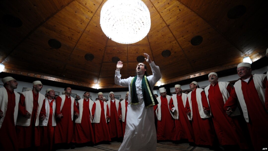 Derviši na Kosovu tokom verske ceremonije u Đakovici, fotoarhiv