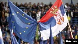 Zastave EU i Srbije, ilustrativna fotografija