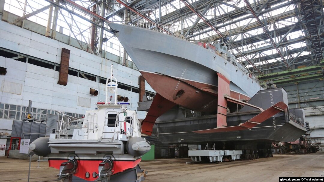 Корабель на суднобудівному заводі «Море» під Феодосією, квітень 2016 року