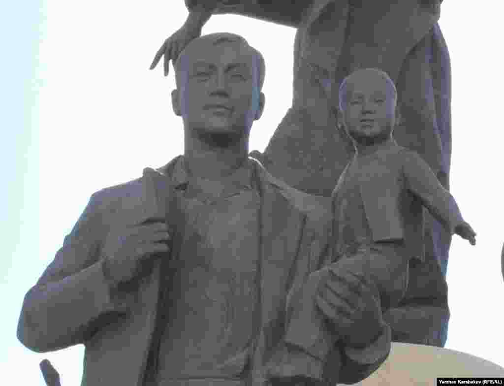 Фигура молодого казаха-рабочего с мальчиком на руке в скульптурной группе «Казах ели». Астана, 4 июня 2015 года.