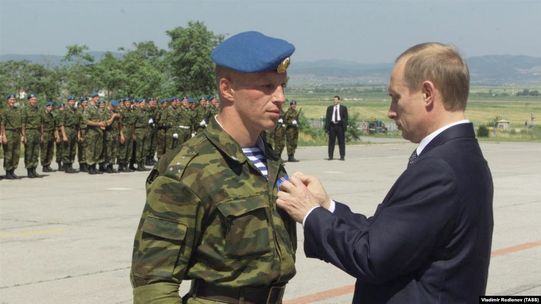 Vladimir Putin uručuje orden ruskom kapetanu Konstantinu Harlamovu u Prištini, 2001. godine