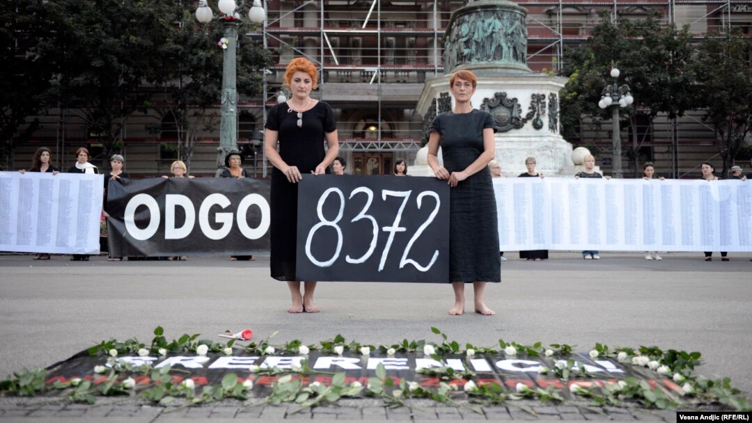 Akcija Žena u crnom u centru Beograda u znak sećanja na žrtve genocida u Srebrenici, 10. jul 2014. 