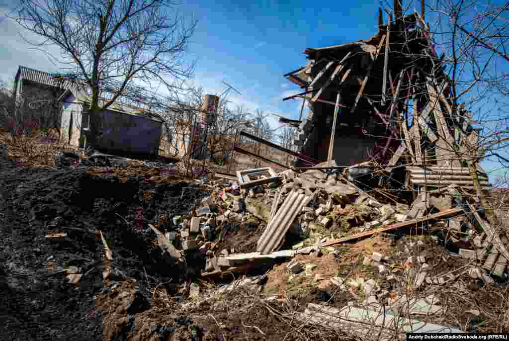 Зруйнований будинок і воронка від «приходу» снаряду калібром 152-мм