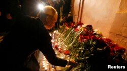 Predsjednik Rusije ostavlja cvijeće za nastradale u napadu u Sankt Petersburgu