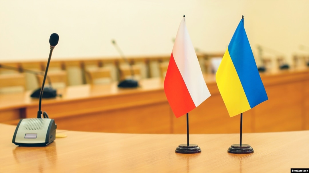 Слідом за Ізраїлем свою незгоду з рішенням влади Тернополя висловила Польща. «Головнокомандувач УПА був не лише зразковим командиром, а й добрим спортсменом та лідером у багатьох видах спорту», заявив раніше мер міста Сергій Надал