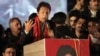 عمران خان په اسلام اباد کې خپلو ملاتړو ته وينا کوي. د ۲۰۱۶ز کال د نومبر درېیمه عکس