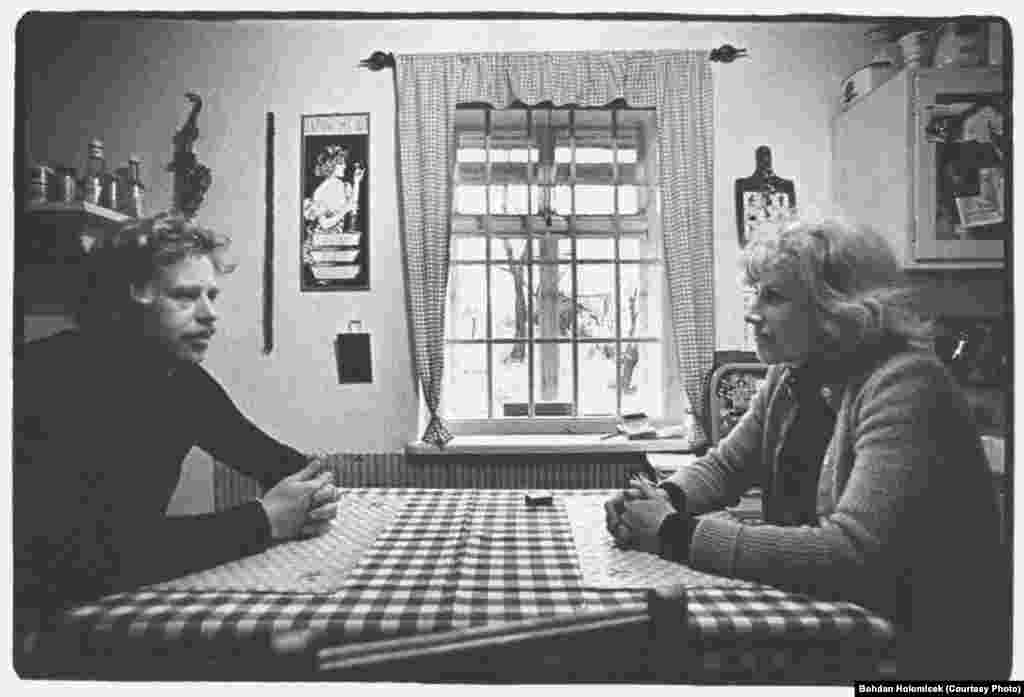 Гавел с первой женой Ольгой в деревне Градечек, 1974 год. Ольга умерла в 1996 году. Она была активной участницей диссидентского движения и подписала "Хартию-77".
