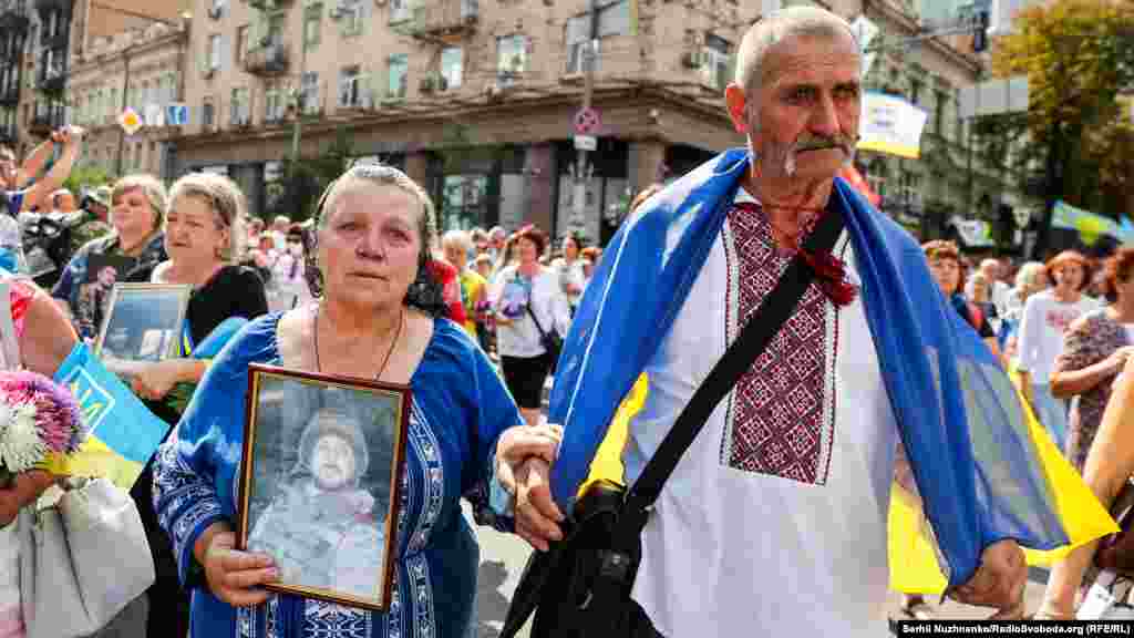 На фото батьки «кіборга» Дениса Поповича «Денді». Боєць загинув поблизу позиції «Зеніт» неподалік Донецького аеропорту. Його батьки щороку приходять на Марш захисників України