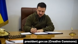 Президент Володимир Зеленський вніс цей законопроєкт до парламенту 22 лютого, а вже наступного дня депутати його схвалили 