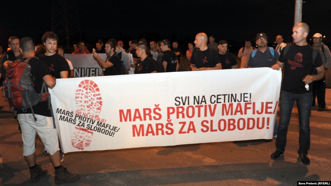 Grupa građana krenula je od Podgorice ka Cetinju, u protestnom skupu pod nazivom ¨Marš protiv mafije – Marš za slobodu¨. Organizatori ističu da iza njih ne stoji niti jedna politička stranka, a mirnim okupljanjem izražavaju svoje nezadovoljstvo sveukupnim stanjem u zemlji. Foto: RSE / Savo Prelević, 20. maj 2013. 