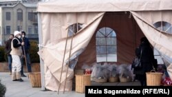 პირველი რესპუბლიკის მოედანზე სპეციალურად მოწყობილ კარავში მოგროვილი საჩუქრები.