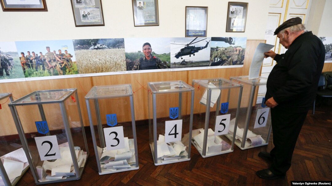 Голосування на одній з дільниць у Києві на місцевих виборах, 25 жовтня 2015 року