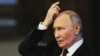 Путин поручил включить в списки для чтения "патриотическую литературу"