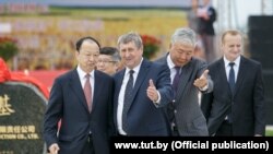 Данияр Усенов – Даниил Урицкий третий слева. Источник издание Tut.by. Фото опубликовано 27.07.2018 года. На мероприятии по запуску строительства комплекса заводов ЗАО «Белорусская национальная биотехнологическая корпорация».