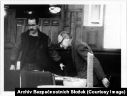Jirži Hajek (desno), koji je bio ministar vanjskih poslova Čehoslovačke do njegovog otpusta zbog toga što je govorio protiv invazije pod sovjetskim vođstvom 1968., fotografisan je dok se susretao s 'kontakt-osobom'.