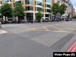 Coada celor care vor să voteze se întinde pe câteva sute de metri și la Londra