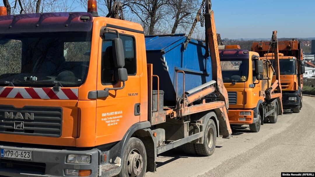 Kamioni sa komunalnim otpadom čekaju na ulaz u deponiju u Ramićima kod Banjaluke.