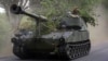 Українські військовослужбовці їдуть на американській 155-мм самохідній баштовій гаубиці М109. Донеччина, 13 червня 2022 року