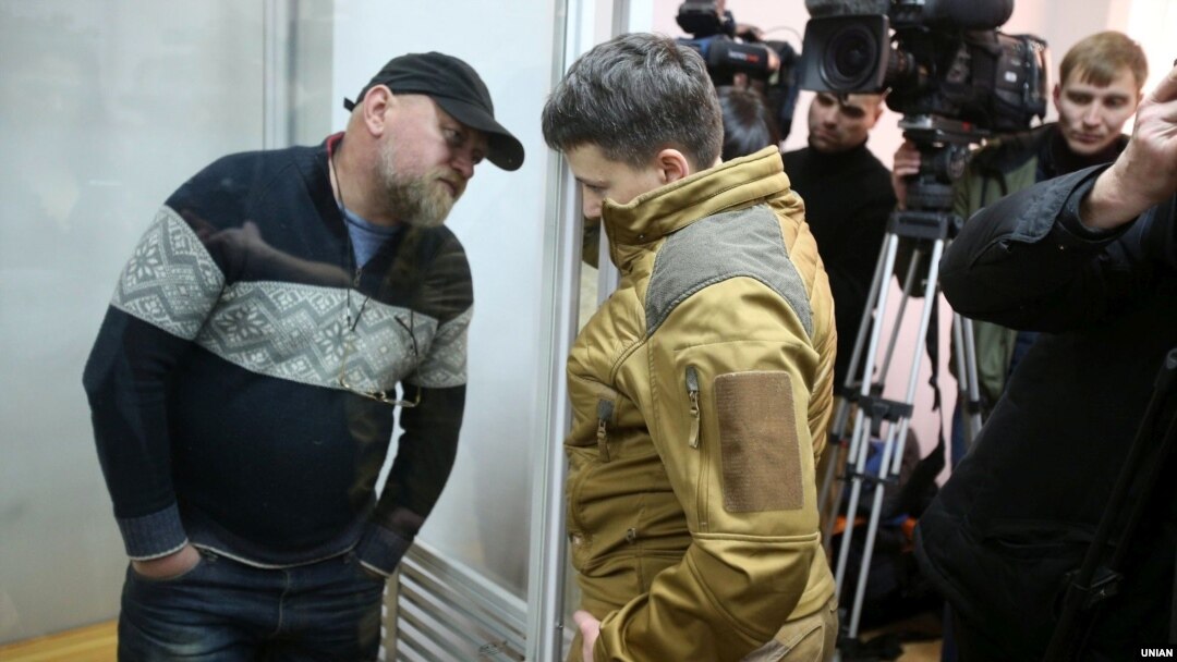 На суді в Києві 8 березня 2018 року: затриманий Володимир Рубан (л) і Надія Савченко, ще на волі