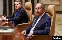 Міністр закордонних справ Росії Сергій Лавров сидить поруч з радником президента Росії Володимира Путіна з питань зовнішньої політики Юрієм Ушаковим під час зустрічі із американськими чільними посадовцями