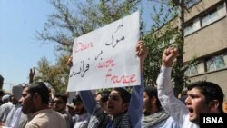 ديپلمات های حاضر در سفارت فرانسه گفته اند وزارت خارجه ایران به آنان خبر داده که حرکت روز پنج شنبه با مجوز رسمی انجام نشده است.