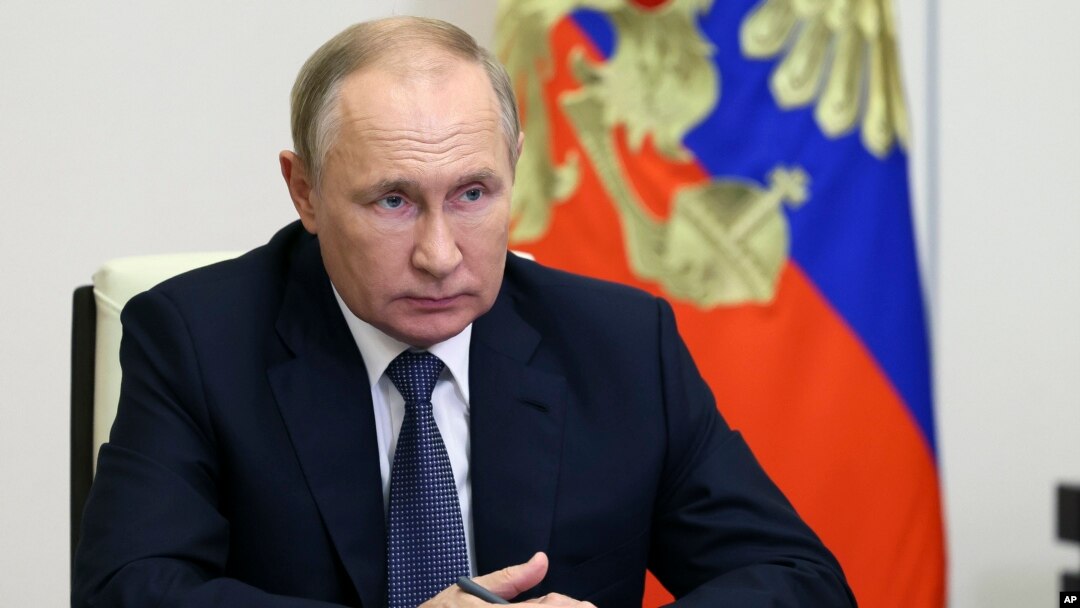 Міжнародний кримінальний суд (МКС) у Гаазі підозрює Путіна у скоєнні воєнних злочинів – насильницьких депортаціях і переміщенні населення, зокрема дітей, з окупованих територій України