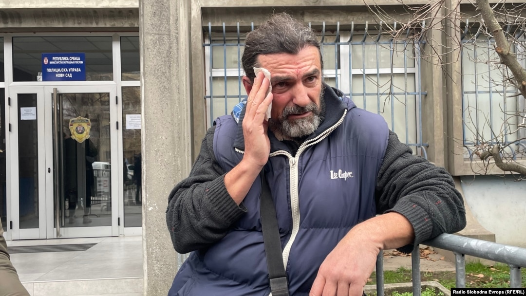 Robert Silberholz ispred policijske stanice gde je prijavio napad, Novi Sad, 13. decembar 2024.