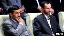 حمید بقایی و محمود احمدی‌نژاد، رئیس و معاون دانشگاه ایرانیان