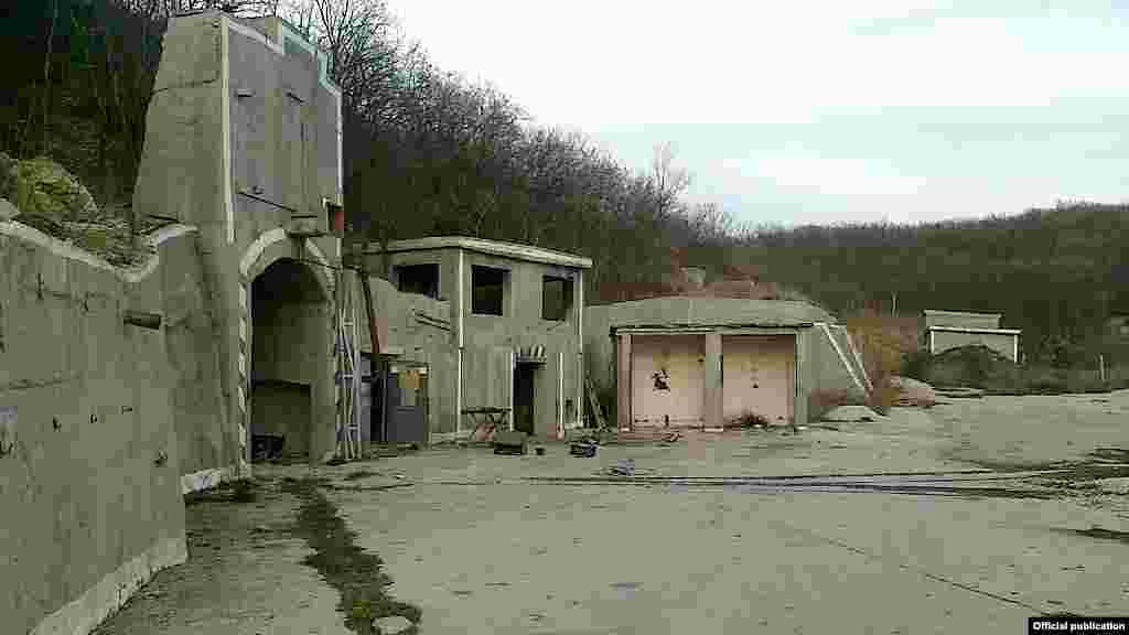 Так званий «Об'єкт 100» був вельми популярний у туристів. Із нещодавніх пір відвідувачів до бункеру більше не пускають. На об'єкті з'явився напис: «Заборонена зона, військовий об'єкт Міністерства оборони Росії». За словами місцевих жителів, за рік «Об'єкт 100» був відновлений із руїн і перетворений на повноцінну військову базу з системою протикорабельних ракет