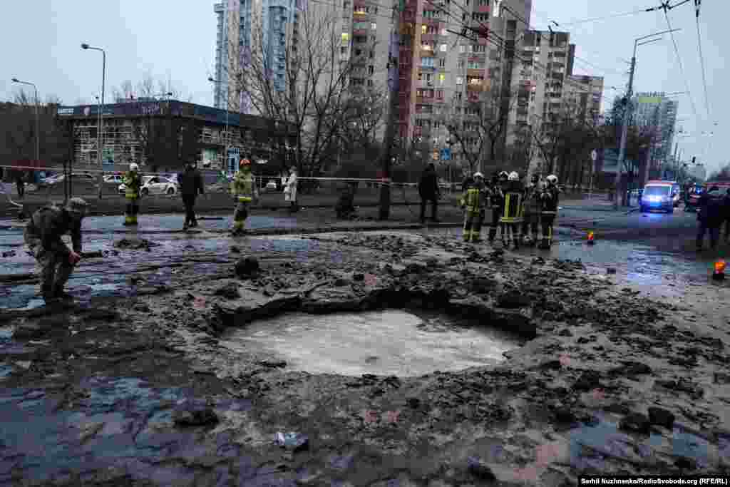 18 ianuarie 2024. Crater rămas în urma unui atac rusesc la Kiev, lângă stația de metrou Lukianivska.