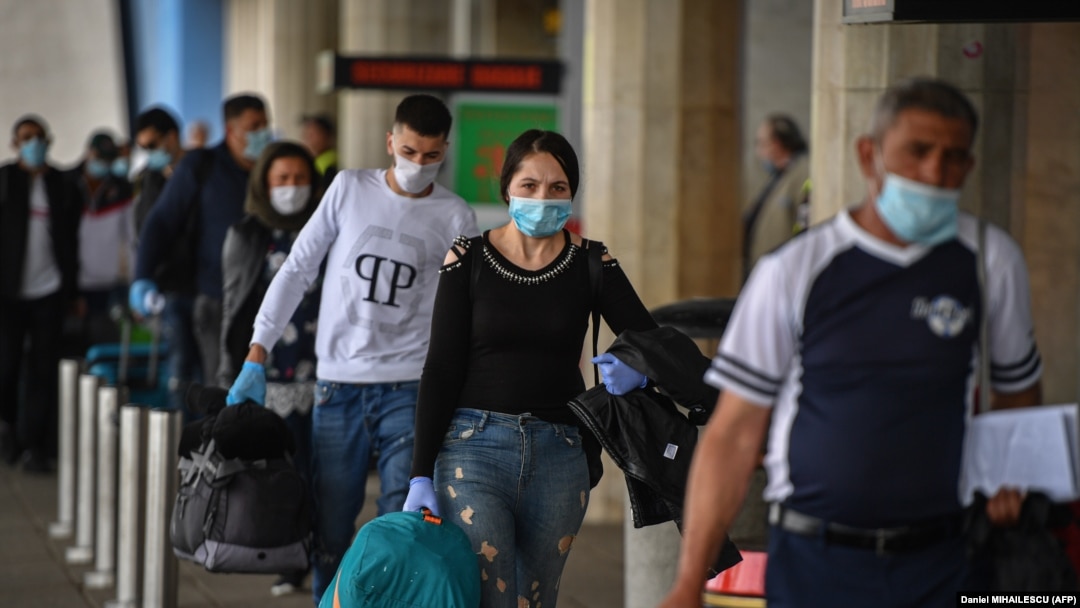 Muncitori sezonieri români la plecarea de pe Aeroportul Otopeni