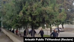 Люди тікають в напрямку сховища під час обстрілу Степанакерта (Ханкенді азербайджанською мовою). 19 вересня 2023 року