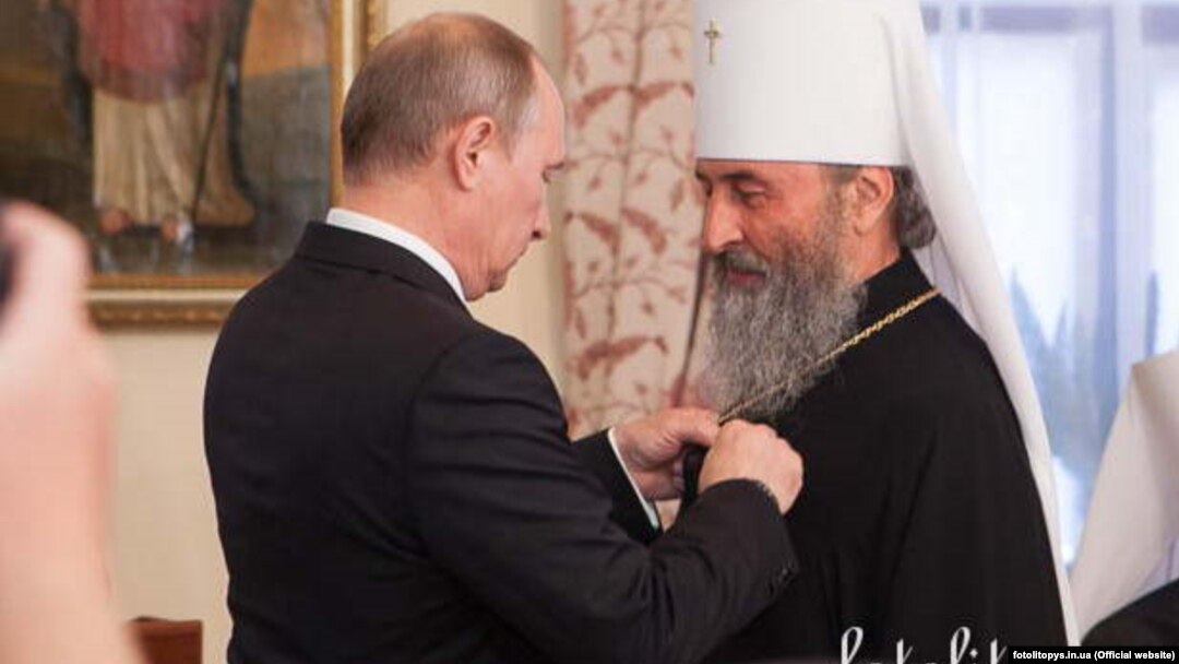 Президент Росії Володимир Путін нагороджує митрополита УПЦ (МП) Онуфрія державною нагородою Російської Федерації – орденом Дружби. Київ, Києво-Печерська лавра. Україна. 27 липня 2013 року