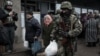 Военные раздают гуманитарную помощь в Дебальцево, начало февраля 2015-го. К концу месяца город был захвачен. Пропаганда России в ОРДЛО подает это как свою крупную победу (там в отношении тех событий используется термин Чернухинско-Дебальцевская операция)
