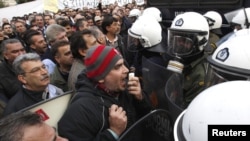 Zaposleni u javnom prevozu tokom protesta ispred Ministarstva saobraćaja i infrastrukture u Atini