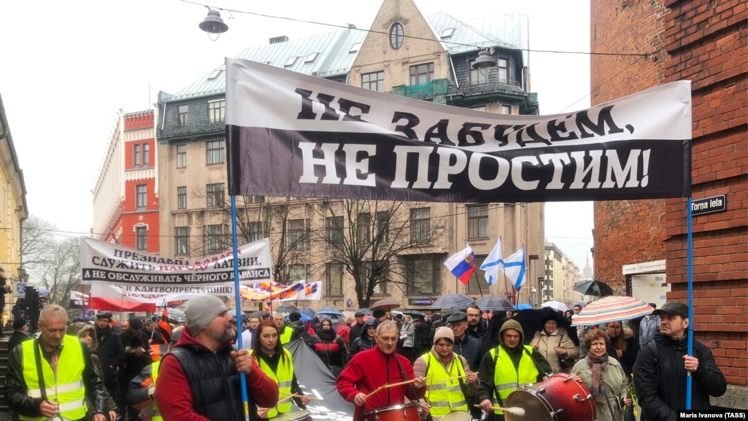 Мітинг проти закону про перехід освіти в середній школі у Латвії на латиську мову. Рига, 4 квітня 2018 року