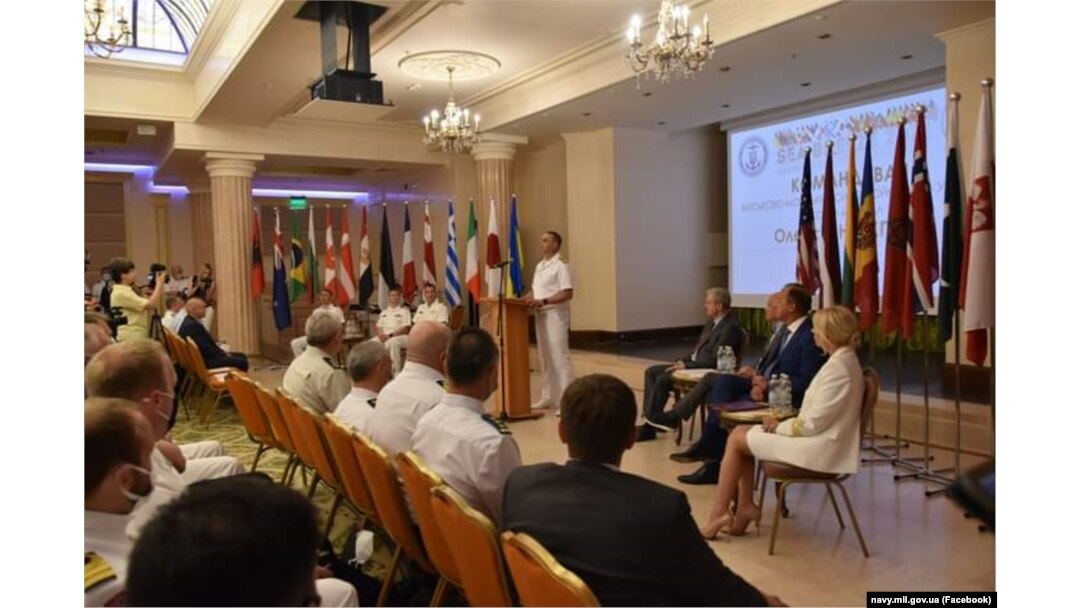 Контрадмірал Неїжпапа виступає на урочистій церемонії відкриття «Сі Бриз-2021» в Одесі