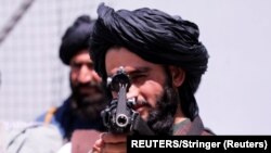 په کابل کې يو طالب د ګزمې په وخت په ټوپک نښه نيولې - انځور له ارشيفه