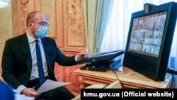 Денис Шмигаль каже: «Для регіонів поставлено завдання забезпечити спроможність інфраструктури для вакцинації, щоб вийти на показник в 1,5 млн щеплень за тиждень»