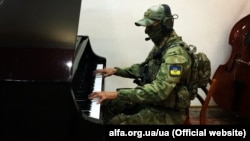 Український воїн у зоні бойових дій на Донбасі на лінії фронту (архівне фото)