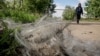 Житель Константиновки возле разрушенного российским авиаударом дома, в котором под завалами ищут его мать. 8 мая 2025 года
