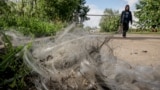Житель Константиновки возле разрушенного российским авиаударом дома, в котором под завалами ищут его мать. 8 мая 2025 года