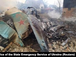 Уламки збитого російського бойового літака у житловому районі Чернігова, 5 березня 2022 року