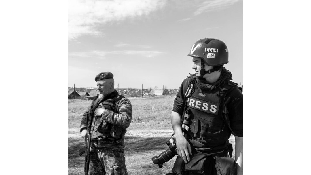 Сам’юел Едер (п) під час роботи в Україні.