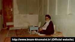 روح‌الله خمینی در زمان نامه بختیار در سال ۵۶، یک روحانی منتقد بود که در نجف در تبعید به سر می‌برد.