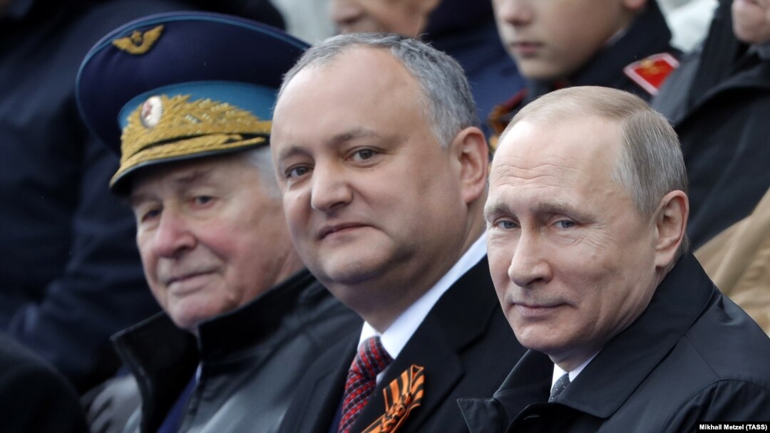 Росія. Москва. 9 травня 2017 року. Президент Росії Володимир Путін і президент Молдови Ігор Додон (справа наліво)