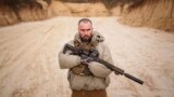 Старший сержант разведки ВСУ Андрей Рублюк потерял в бою обе кисти рук и ногу в 2022 году. Сейчас он вернулся на службу и тренирует других военных вблизи Киева. 14 февраля 2025.