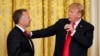 Президент США Дональд Трамп розмовляє зі своїм спецпосланцем Стівом Віткоффом
