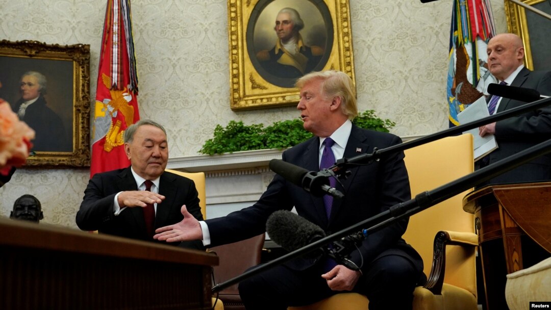 Президент США Дональд Трамп протягивает руку Нурсултану Назарбаеву, на тот момент президенту Казахстана, прибывшему с визитом в Вашингтон. 16 января 2018 года.