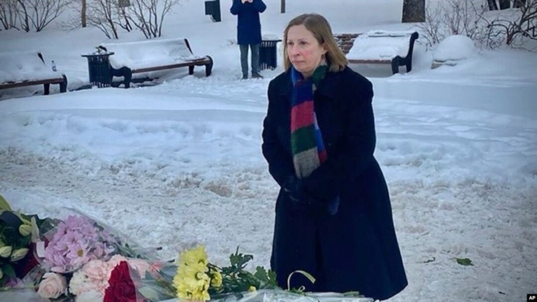 Američka ambasadorica u Rusiji Lynne Tracy polaže cvijeće na Solovecki kamen, spomenik u Moskvi represiji koji se pojavio kao mjesto odavanja počasti Alekseju Navalnom, 18. februara 2024.
